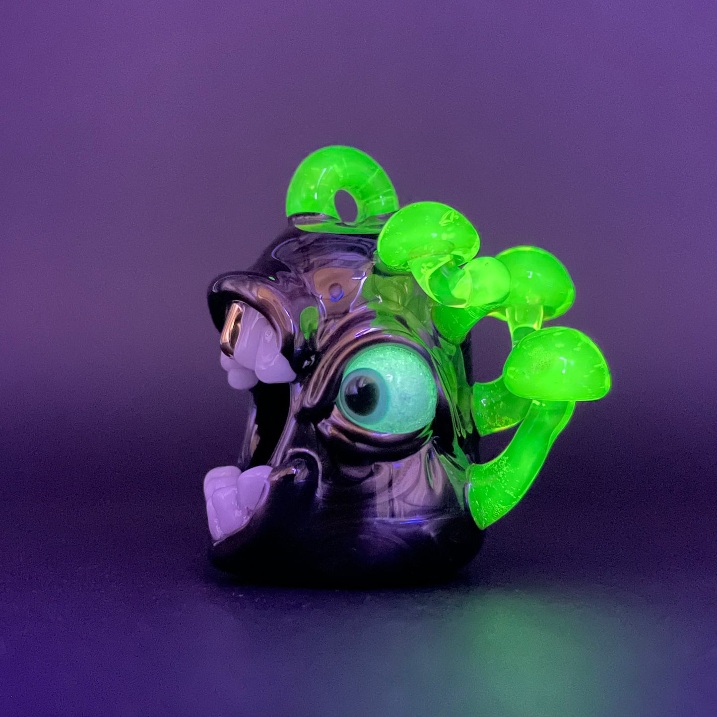 Screaming electrum glass pendant