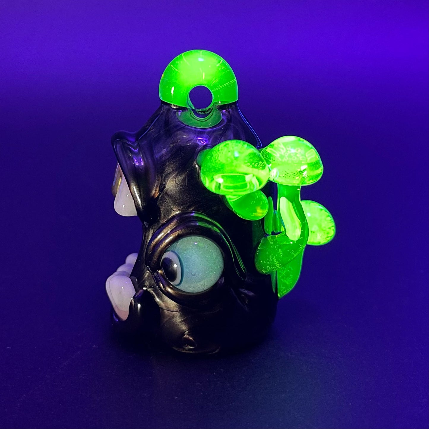 Screaming electrum glass pendant