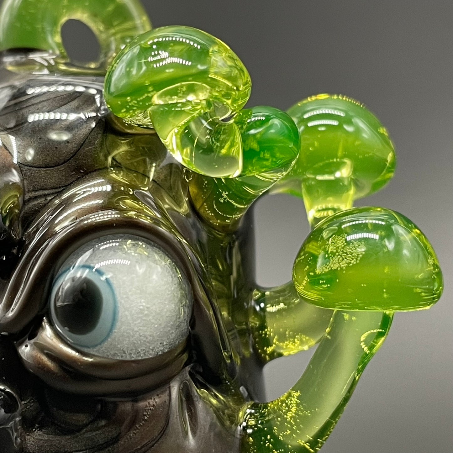 Screaming electrum glass pendant