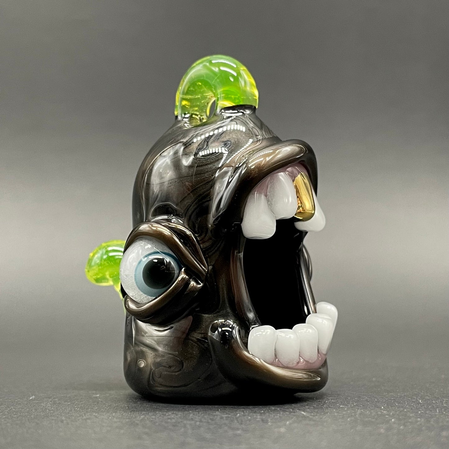 Screaming electrum glass pendant