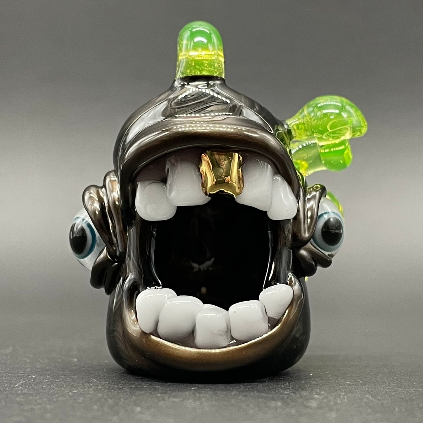 Screaming electrum glass pendant