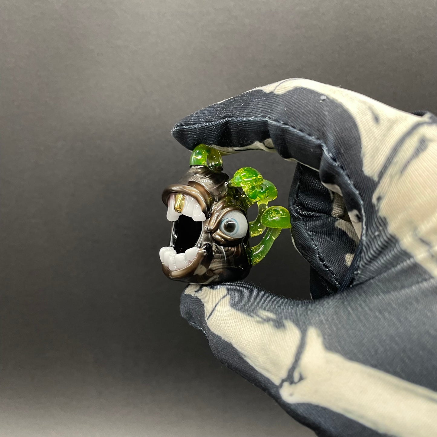 Screaming electrum glass pendant