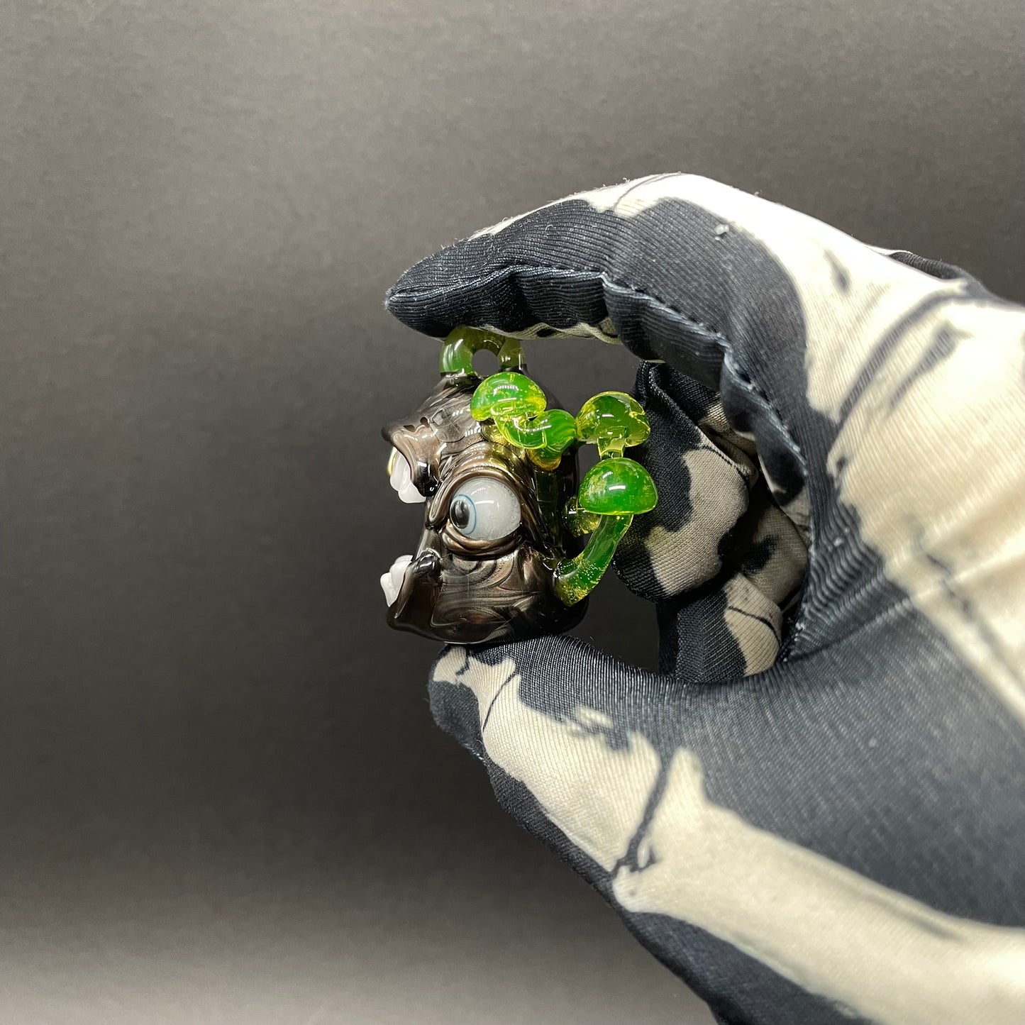 Screaming electrum glass pendant